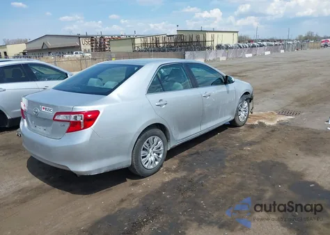 2014 Toyota Camry Le z USA, uszkodzony, nr VIN 4T4BF1FKXER347276